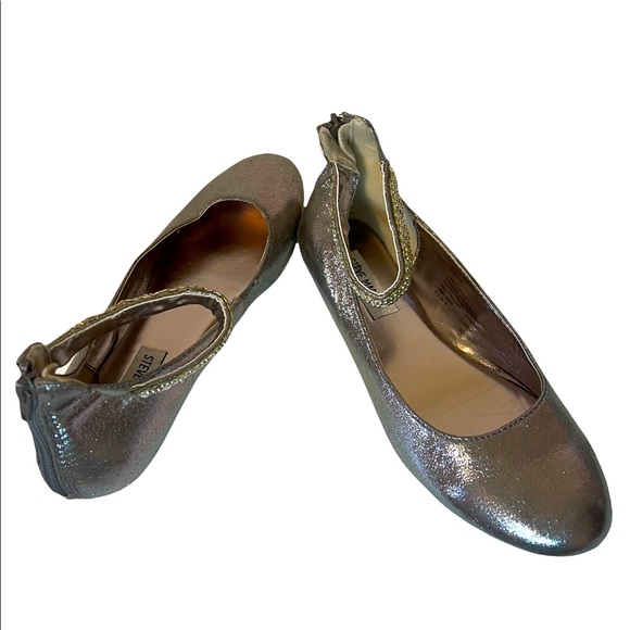 STEVE MADDEN Metallic Ballet Flats with Pearl Ankle Straps. Size 5 - Picture 2 of 10